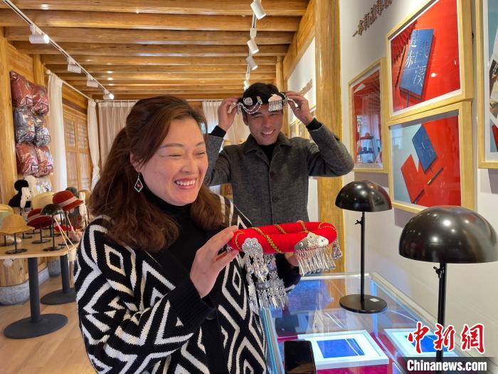 資料圖：鐘麗眉展示文創(chuàng)產(chǎn)品?！×执阂?攝